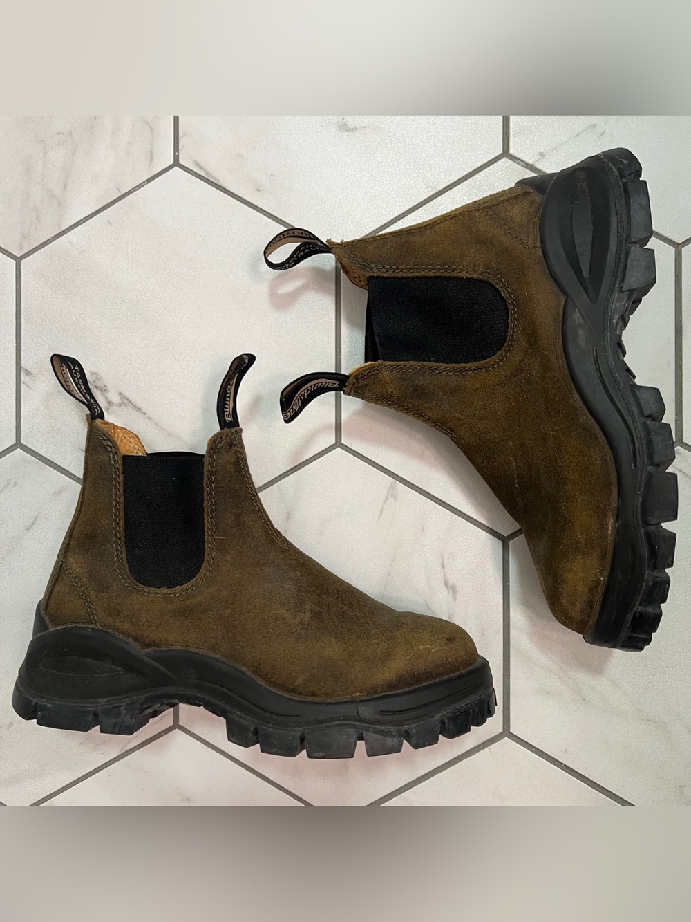 Blundstone 2322 Dark Olive Suede Lug Sole Chelsea Boot Size 6.5 US Women’s - Picture 5 of 12